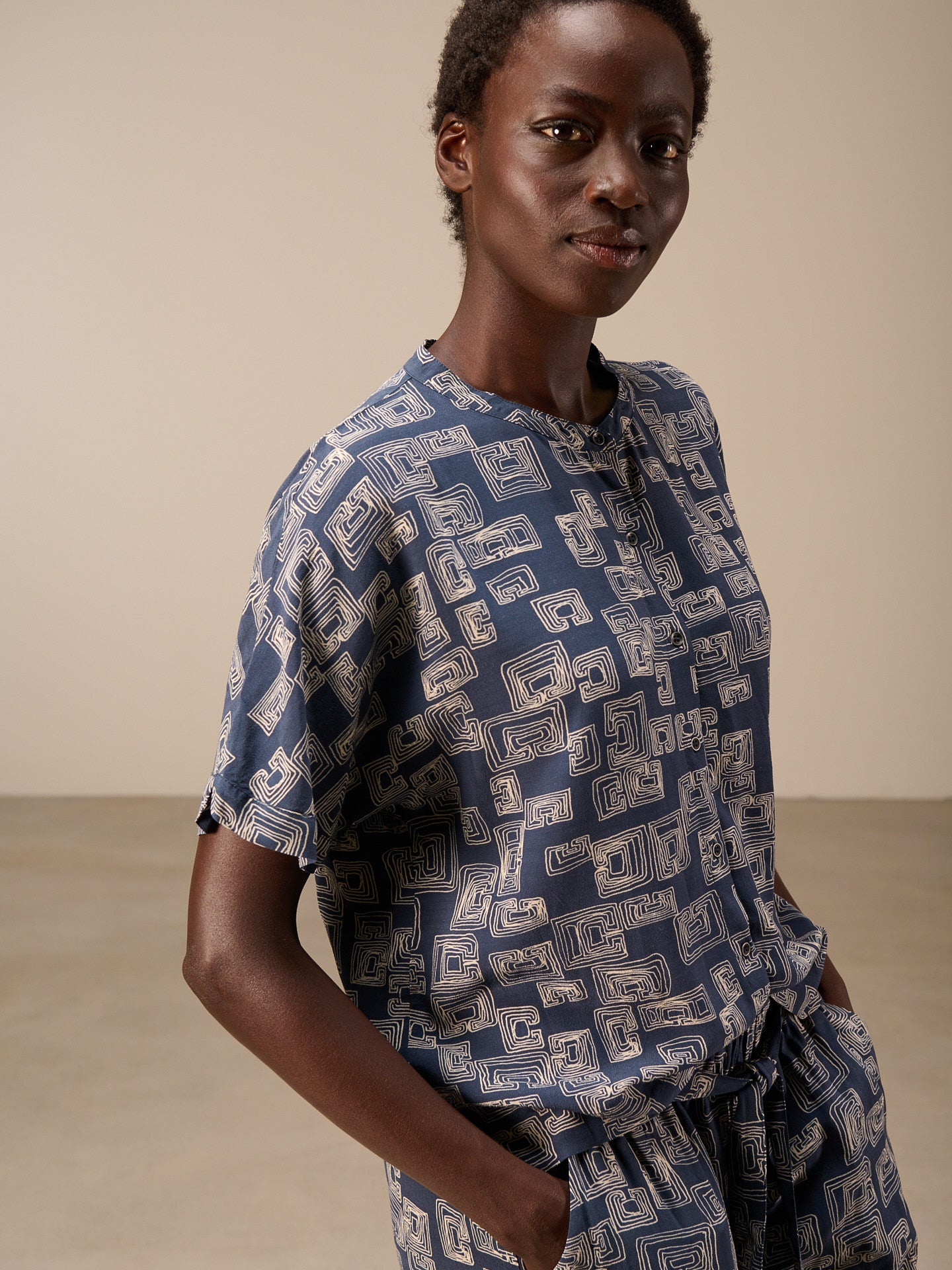 Blusa con collo alto