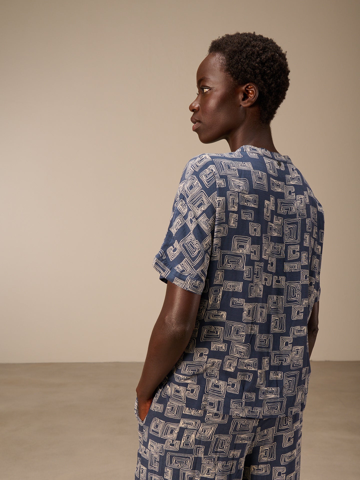 Blusa con collo alto