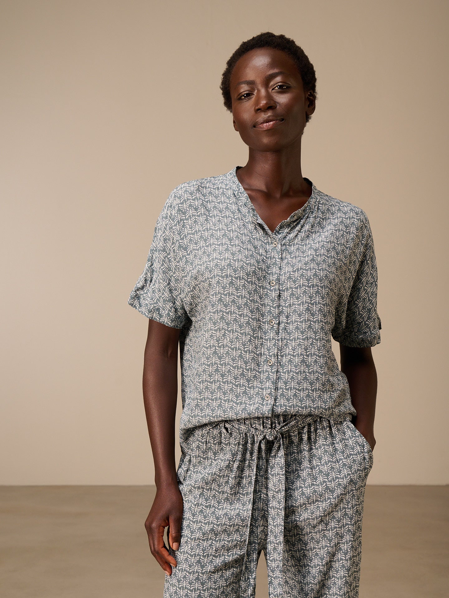 Blusa con collo alto