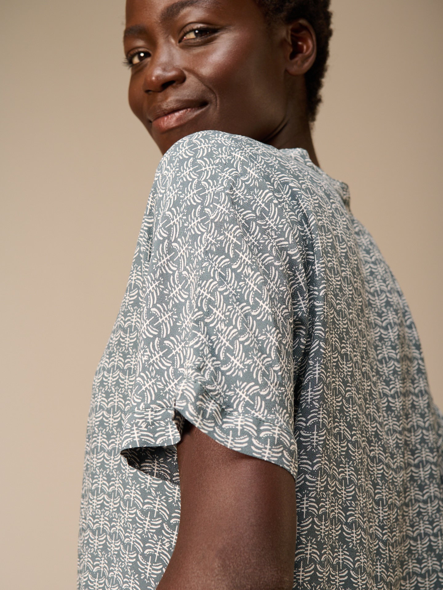 Blusa con collo alto